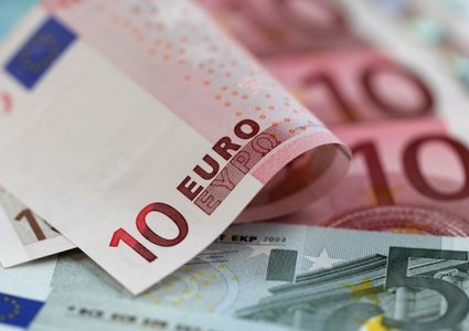 اليورو ينخفض إلى دون 90 روبلا