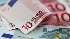 اليورو ينخفض إلى دون 90 روبلا