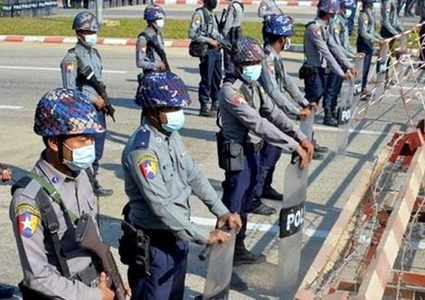 سلطات بورما تهدد بالرد على التظاهرات