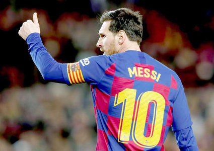 ميسي بقميص باريس سان جيرمان يتصدر غلاق "فرانس فوتبول"