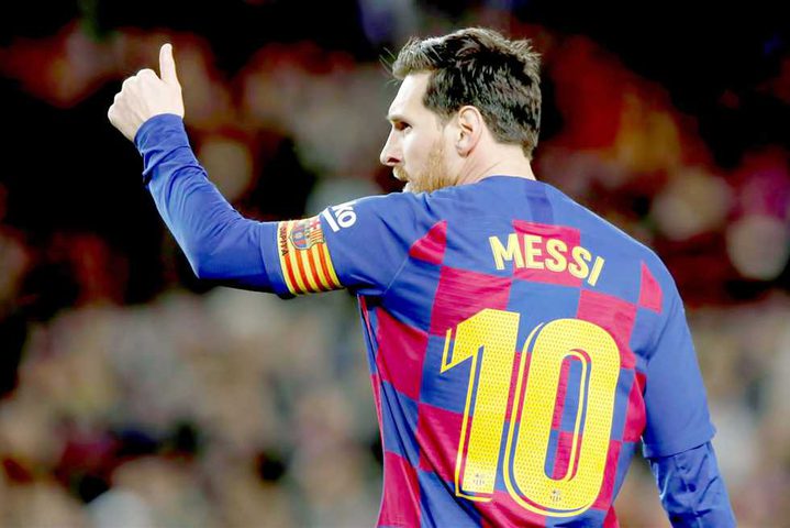 ميسي بقميص باريس سان جيرمان يتصدر غلاق "فرانس فوتبول"