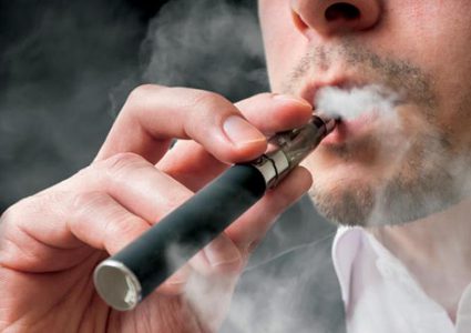 دراسة: تدخين الفايب يزيد احتمال الإصابة بكورونا