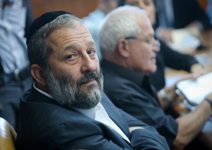 درعي يدرس الاستقالة من حكومة الاحتلال