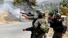 الخليل: الاحتلال يقتحم تقوع ويصيب عشرات المواطنين بالاختناق