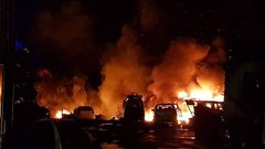 إصابات بصفوف الدفاع المدني خلال محاولة منع شاب من احراق نفسه