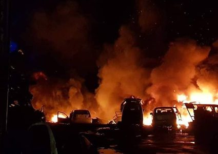 إصابات بصفوف الدفاع المدني خلال محاولة منع شاب من احراق نفسه