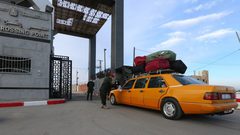 بدء مغادرة حافلات المسافرين عبر معبر رفح