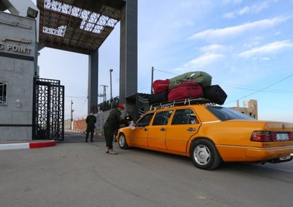 بدء مغادرة حافلات المسافرين عبر معبر رفح