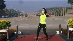 رياضية تتمرن في ميانمار فيما الانقلاب جارٍ خلفها