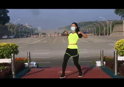 رياضية تتمرن في ميانمار فيما الانقلاب جارٍ خلفها