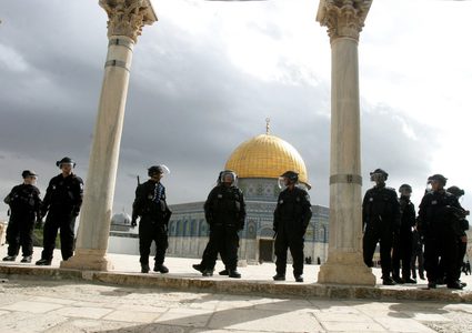 الاحتلال يهدد بمنع رافضي التطعيم من دخول المساجد في القدس