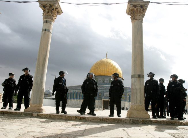 الاحتلال يهدد بمنع رافضي التطعيم من دخول المساجد في القدس