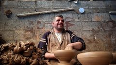 صناعة الأواني الفخارية بأشكال وأحجام مختلفة في مصنع "سليمان عطا الله" شرقي مدينة دير البلح وسط قطاع غزة

تصوير هاني الشاعر