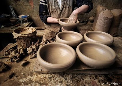 صناعة الأواني الفخارية بأشكال وأحجام مختلفة في مصنع "سليمان عطا الله" شرقي مدينة دير البلح وسط قطاع غزة

تصوير هاني الشاعر