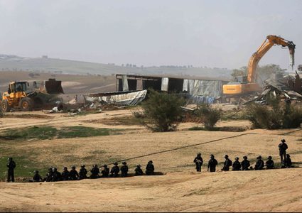 النقب: قوات الاحتلال تقتحم وقرية خربة الوطن وتهدم منشآت ومساكن