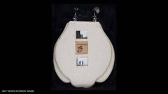 بيع مقعد مرحاض هتلر بنحو 19 ألف دولار بالمزاد العلني