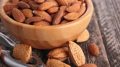 ماذا يحدث للجسم عند تناول اللوز يوميا؟