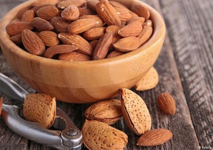 ماذا يحدث للجسم عند تناول اللوز يوميا؟