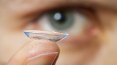 تصميم عدسات لاصقة لمراقبة تطور الأمراض المزمنة