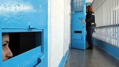 الاحتلال يواصل عزل الأسيرتين فدوى حمادة ونوال فتيحة