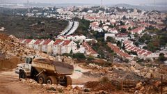 مستوطنون يشرعون بإعادة بناء بؤرة جنوب شرق نابلس