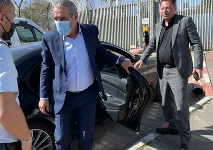 صور: حسين الشيخ يزور مروان البرغوثي بسجن "هداريم"