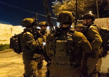 الاحتلال يعتقل مواطنين ويداهم عدة منازل في محافظة جنين