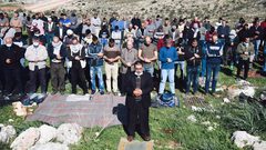 أهالي دير بلوط يقيمون صلاة الجمعة فوق أراضيهم المهددة بالمصادرة