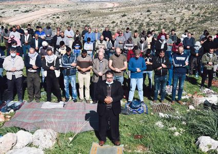 أهالي دير بلوط يقيمون صلاة الجمعة فوق أراضيهم المهددة بالمصادرة