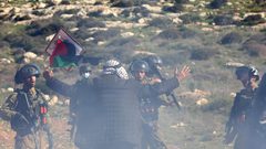 إصابة مواطن بقنبلة غاز برأسه والعشرات بالاختناق غرب سلفيت