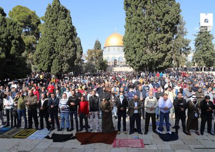 15 ألف مصل يؤدون "الجمعة" في رحاب الأقصى