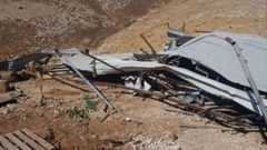 الاحتلال يجبر مواطناً على هدم حظيرة مواشي شرق بيت لحم