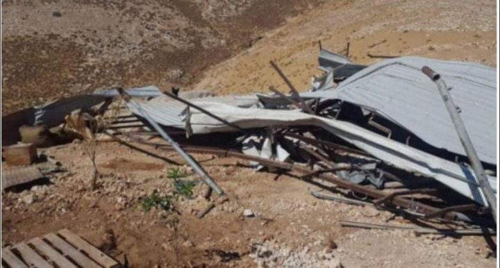 الاحتلال يجبر مواطناً على هدم حظيرة مواشي شرق بيت لحم