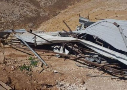 الاحتلال يجبر مواطناً على هدم حظيرة مواشي شرق بيت لحم