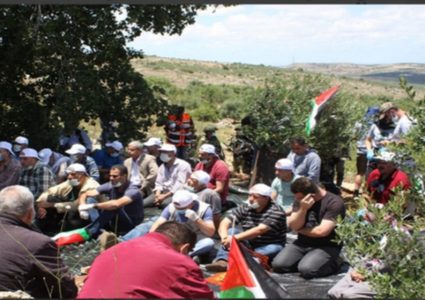 مواطنون يؤدون صلاة الجمعة في خربة حمصة الفوقا بالأغوار الشمالية