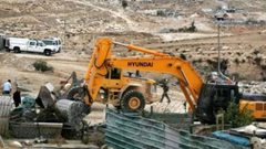 الخليل: الاحتلال يجبر مواطنا على إزالة خيمته السكنية