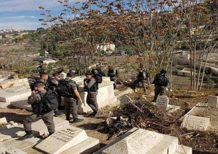 مستوطنون يقتحمون مقبرة باب الرحمة بحماية شرطة الاحتلال
