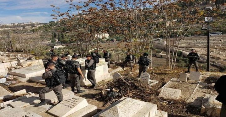 مستوطنون يقتحمون مقبرة باب الرحمة بحماية شرطة الاحتلال