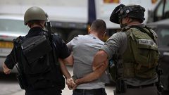القدس: الاحتلال يعتقل 4 شبان من بلدة شعفاط