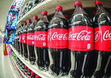 كوكاكولا تتجه إلى بيع مشروباتها في زجاجات ورقية لهذا السبب