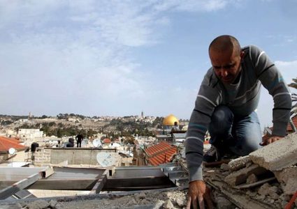 الاحتلال يجبر مقدسياً على هدم منشأة تجارية