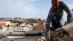 الاحتلال يجبر مقدسياً على هدم منشأة تجارية