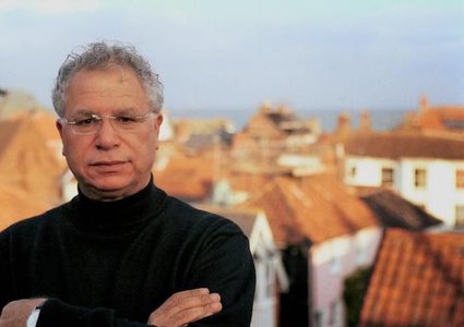 الموت يُغيّب الشاعر الفلسطيني مريد البرغوثي