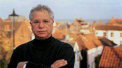 الموت يُغيّب الشاعر الفلسطيني مريد البرغوثي