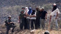 مستوطنون يعتدون على عائلة في قرية عراق بورين جنوب نابلس