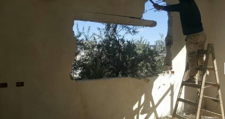 القدس: الاحتلال يجبر عائلتين على هدم منزليهما