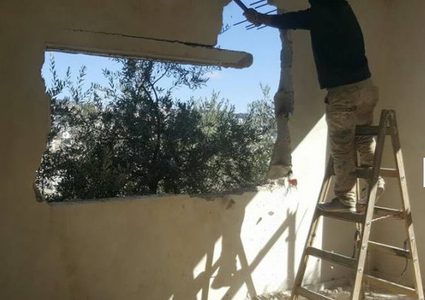 القدس: الاحتلال يجبر عائلتين على هدم منزليهما