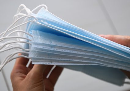 دراسة: ارتداء المصابين "الكمامة" يقلص شدة سريان كورونا