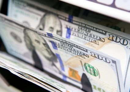 الدولار قابع قرب أدنى مستوى في أسبوعين