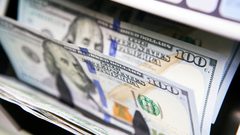 الدولار قابع قرب أدنى مستوى في أسبوعين
